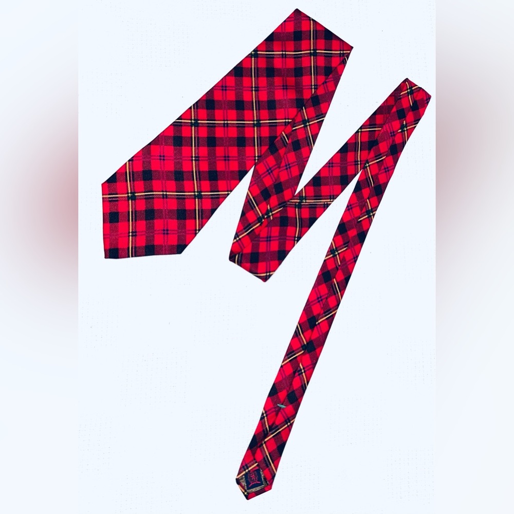 EUC Men’s Tommy Hilfiger tie
